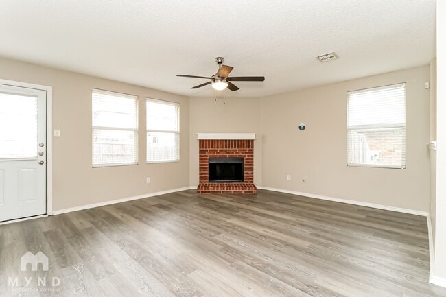 716 Tuscany Trail in Fort Worth, TX - Foto de edificio - Building Photo