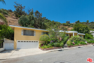 1109 Chantilly Rd in Los Angeles, CA - Building Photo - Building Photo