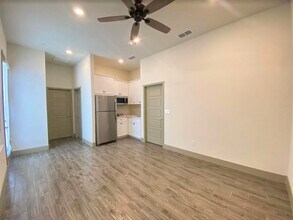 2324 Aviles, Unit NA in Merced, CA - Foto de edificio - Building Photo