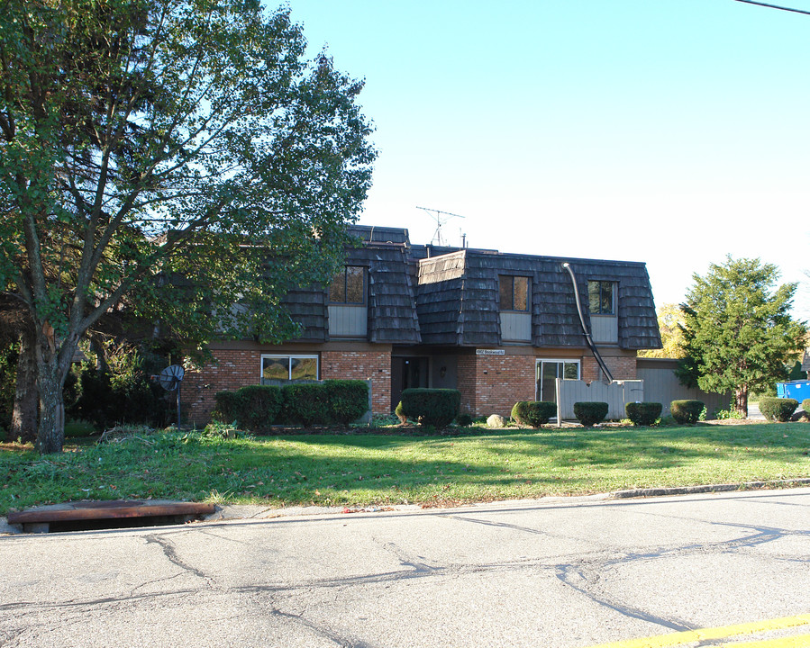 4902 Brookwood Rd in Youngstown, OH - Building Photo