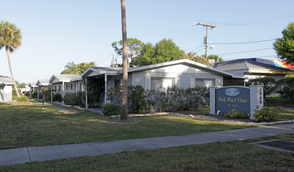 Park Place Villas in Sarasota, FL - Building Photo