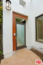 8049 Briar Summit Dr in Los Angeles, CA - Building Photo - Building Photo