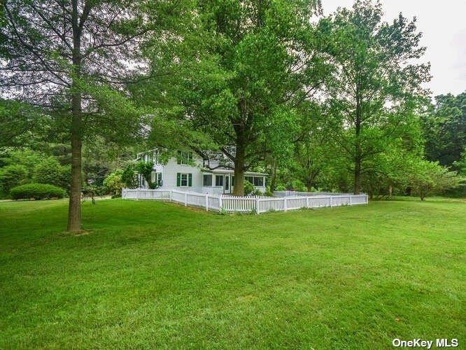 23 Pinetree Ln in Old Westbury, NY - Building Photo