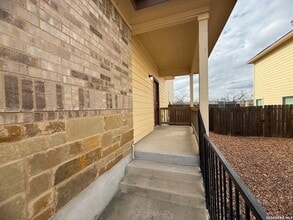 5611 Rio Cyn in Converse, TX - Foto de edificio - Building Photo