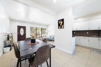 250 NE 170th St in North Miami Beach, FL - Building Photo - Building Photo