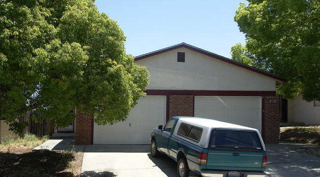 2209-2211 Leland Ct in Pittsburg, CA - Foto de edificio - Building Photo