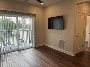 Lofts at Cherry Hill - East Village in Columbia, MO - Foto de edificio - Building Photo