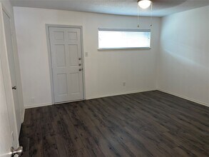 1110 W Tri Oaks Ln in Houston, TX - Building Photo - Building Photo