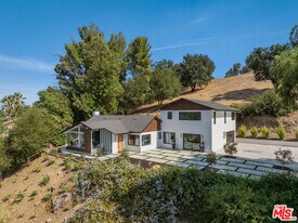 9425 Gierson Ave in Los Angeles, CA - Building Photo