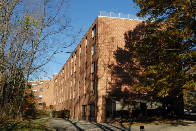 Esther Gitlow Towers Senior in Suffern, NY - Foto de edificio - Building Photo