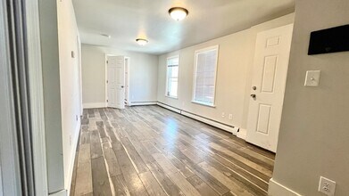 164 Pleasant St, Unit 3 in Attleboro, MA - Foto de edificio - Building Photo