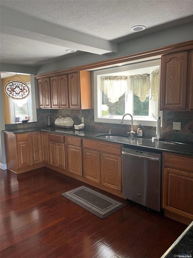 4 Wadsworth Pl in Smithtown, NY - Building Photo - Building Photo