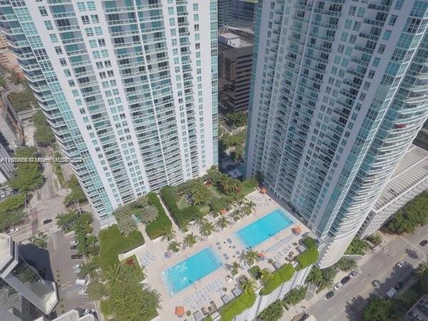 950 Brickell Bay Dr in Miami, FL - Building Photo