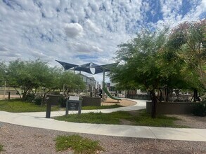 2451 W Maximo Wy in Phoenix, AZ - Building Photo - Building Photo