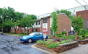 Victoria Square Apartments in Charlotte, NC - Foto de edificio - Building Photo