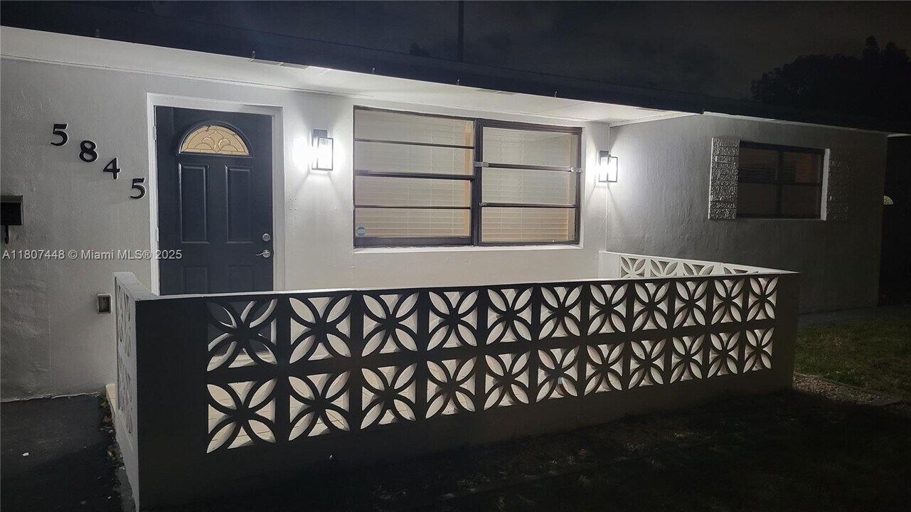 5845 Arthur St in Hollywood, FL - Building Photo