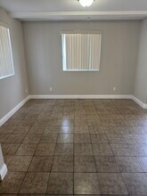 430 1/2 W 59th Pl, Unit 430 in Los Angeles, CA - Building Photo - Building Photo