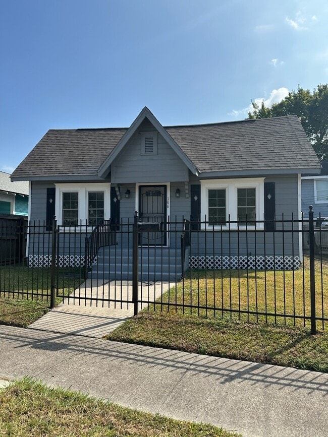 property at 106 N Eastwood St