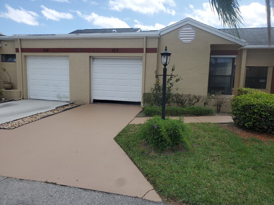 4540 Amherst Cir, Unit 103 in West Palm Beach, FL - Building Photo