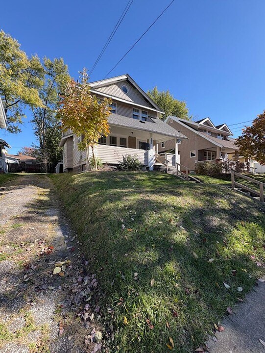 777 Brittain Rd in Akron, OH - Building Photo