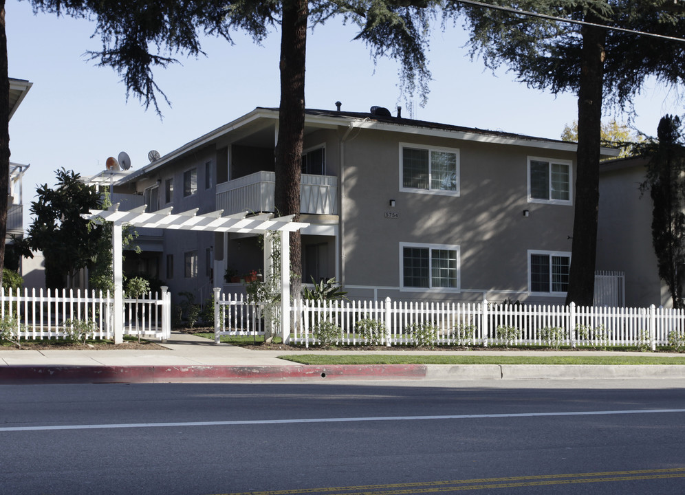 5754 Hazeltine Ave in Van Nuys, CA - Building Photo