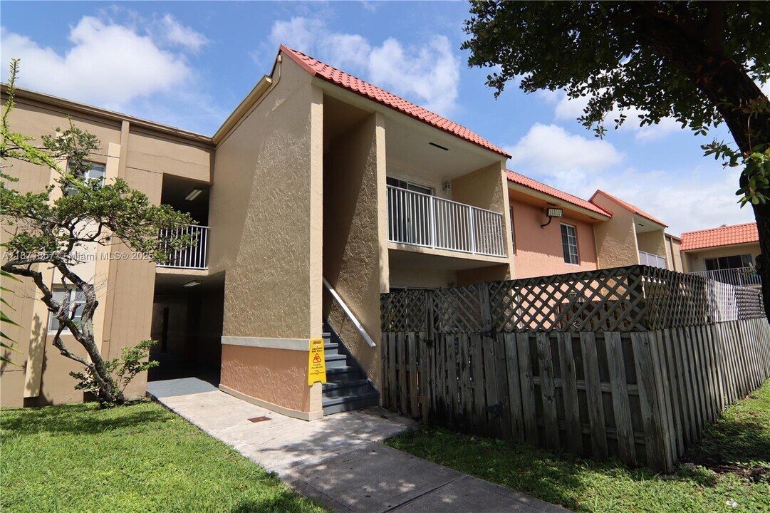 4910 NW 79th Ave in Doral, FL - Building Photo