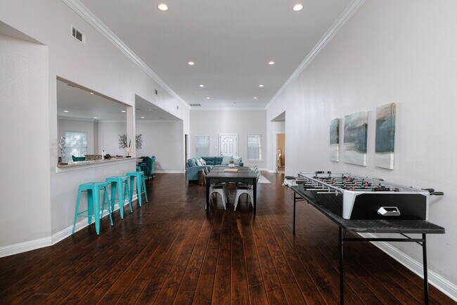 3014 Falls Dr in Dallas, TX - Building Photo - Building Photo