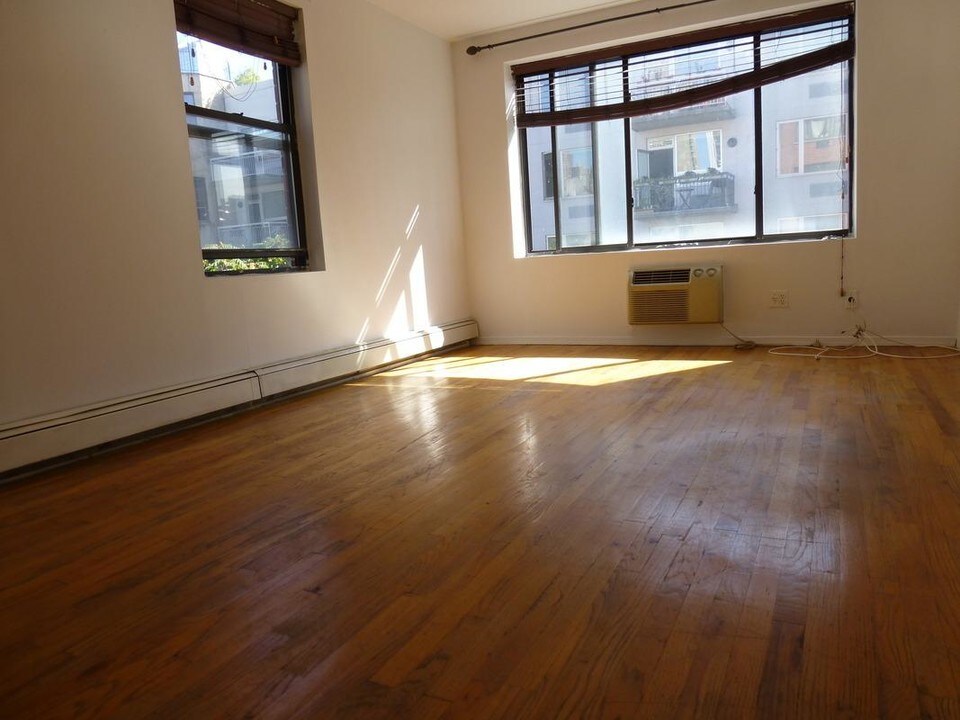 530-532 W 47th St in New York, NY - Foto de edificio