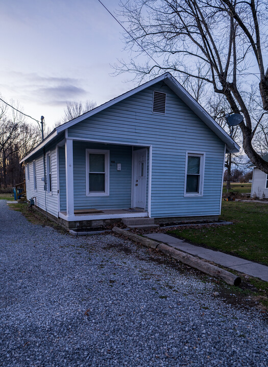 908 S Main St in Flora, IL - Building Photo