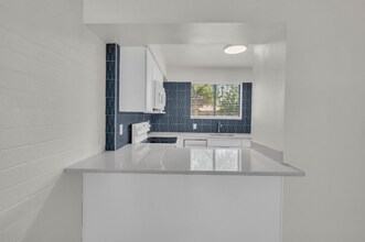 4301 N 24th St-Unit -142 in Phoenix, AZ - Building Photo - Building Photo