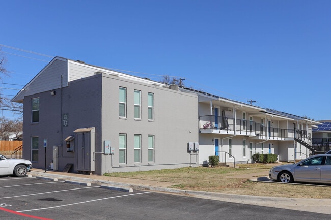 Paddock on Park Row in Arlington, TX - Building Photo - Building Photo