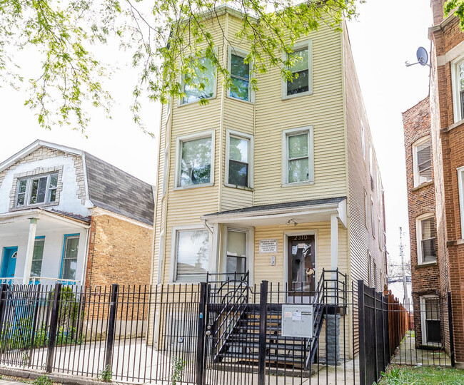 2310 N Kenneth Ave-Unit -2 in Chicago, IL - Foto de edificio - Building Photo