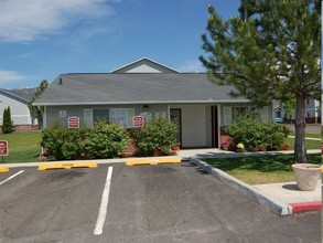 Roselane Apartments in Layton, UT - Foto de edificio - Building Photo