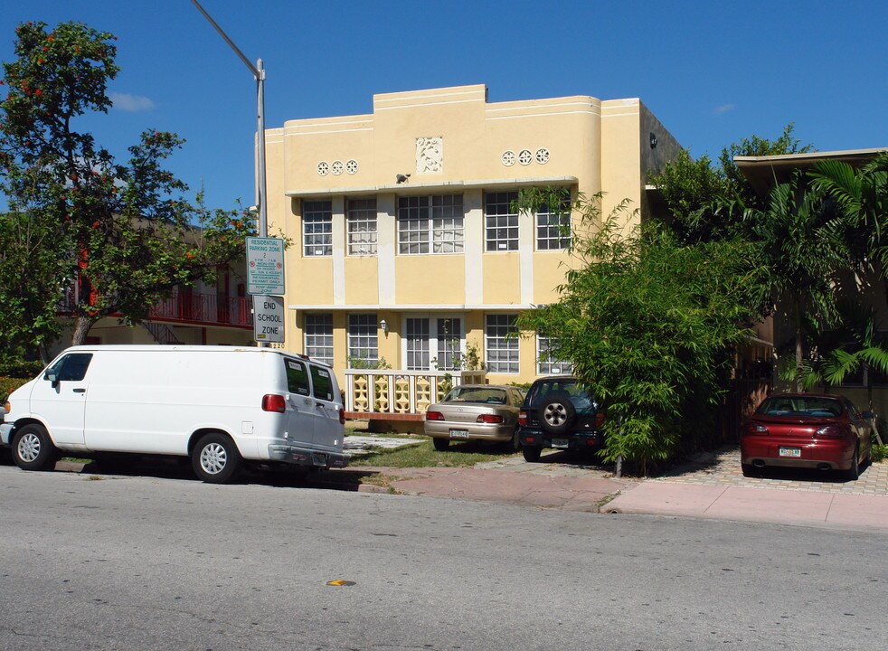 Swezy Apartments in Miami Beach, FL - Building Photo