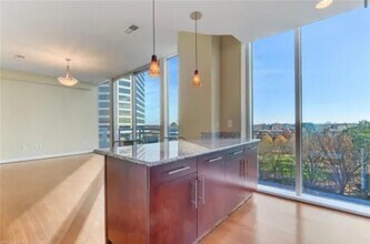 201 N Elm St in Greensboro, NC - Foto de edificio - Building Photo