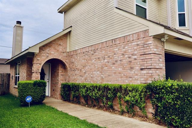 2320 Hunters Run Dr in Dallas, TX - Building Photo - Building Photo