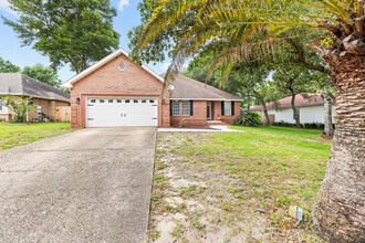 1641 Parkside Cir in Niceville, FL - Building Photo - Building Photo