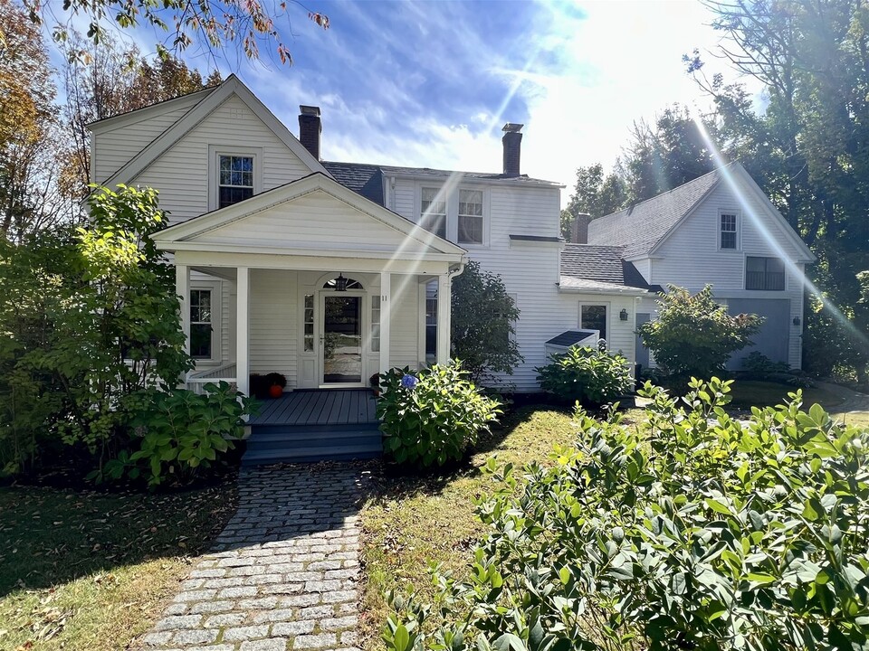 11 Pine Hill Rd S in Cape Neddick, ME - Building Photo