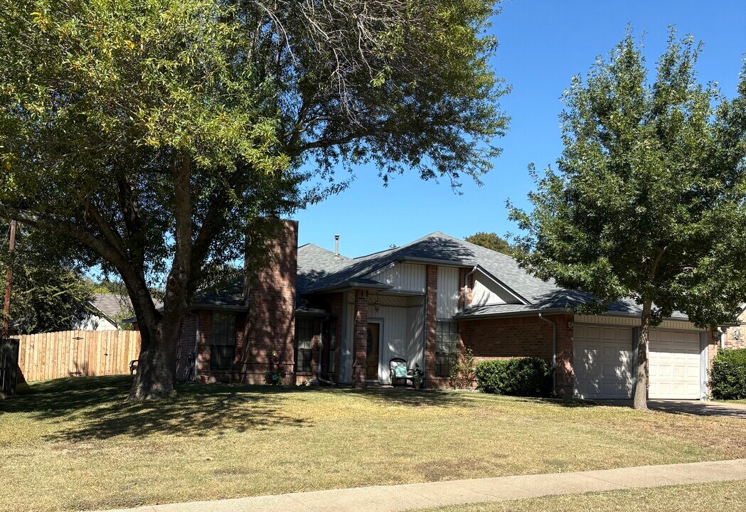 106 Hollywood Dr in Glenn Heights, TX - Building Photo