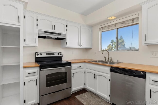 4800 Williamsburg Ln, Unit 223 in La Mesa, CA - Building Photo - Building Photo