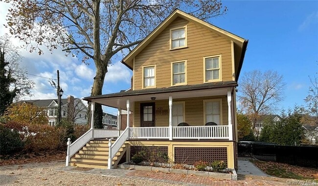 1433 Old Northern Blvd in Roslyn, NY - Building Photo - Building Photo