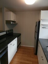 42 N Main St, Unit 76 in West Hartford, CT - Building Photo
