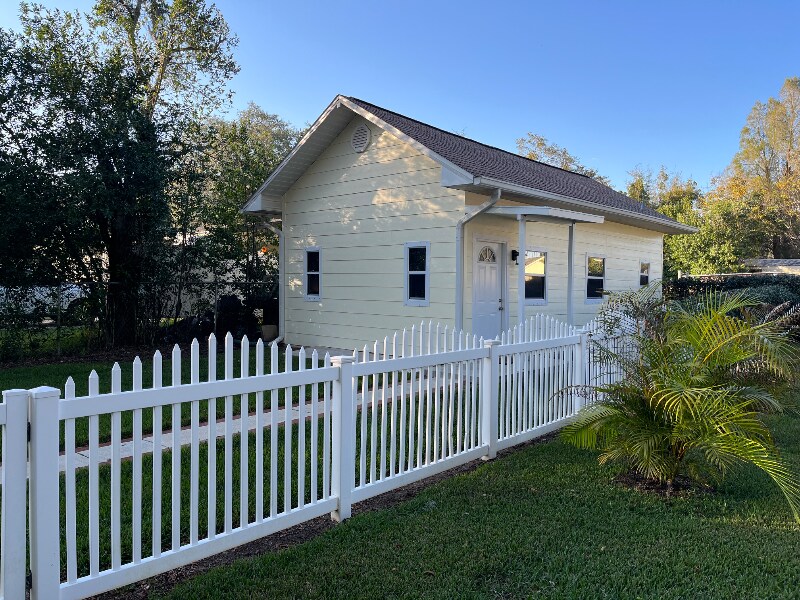 2020 Lee Dr in Valrico, FL - Foto de edificio