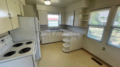 7125 NE Halsey St in Portland, OR - Building Photo - Building Photo