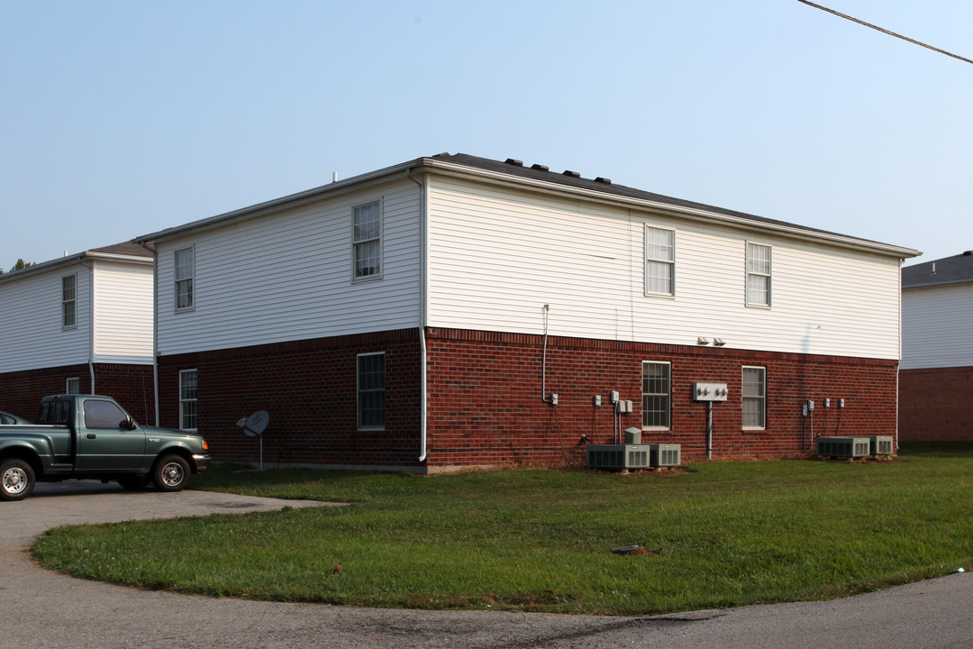 Creekside Apartments in Charlestown, IN - Foto de edificio