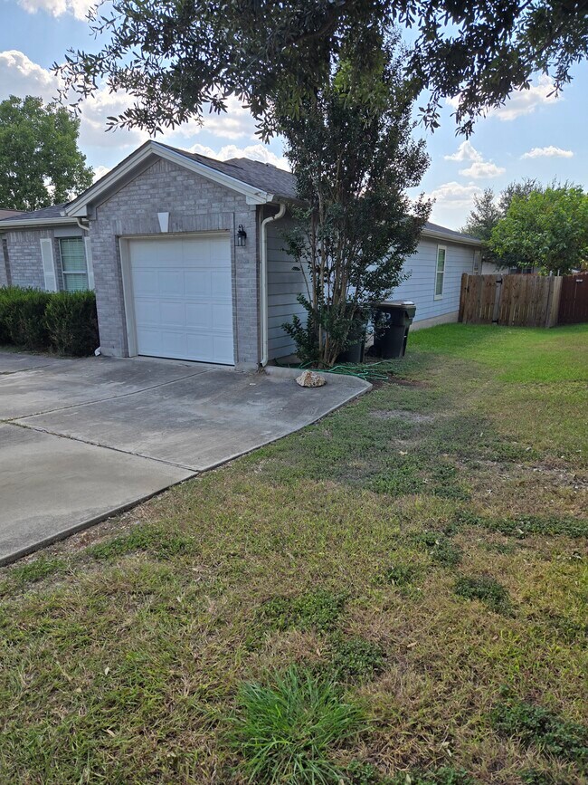 212 Capistrano Dr in San Marcos, TX - Building Photo - Building Photo