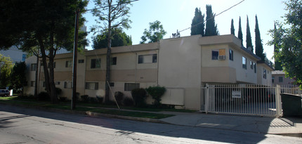 Dickens Courtyard Ii in Van Nuys, CA - Building Photo - Building Photo