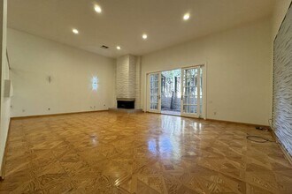 5279 Newcastle Ave in Los Angeles, CA - Building Photo - Building Photo