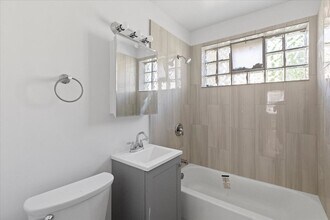 6651 N California Ave, Unit #2 in Chicago, IL - Foto de edificio - Building Photo