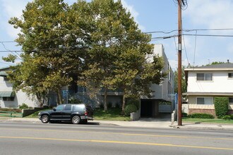 15039 Burbank Blvd in Van Nuys, CA - Building Photo - Building Photo